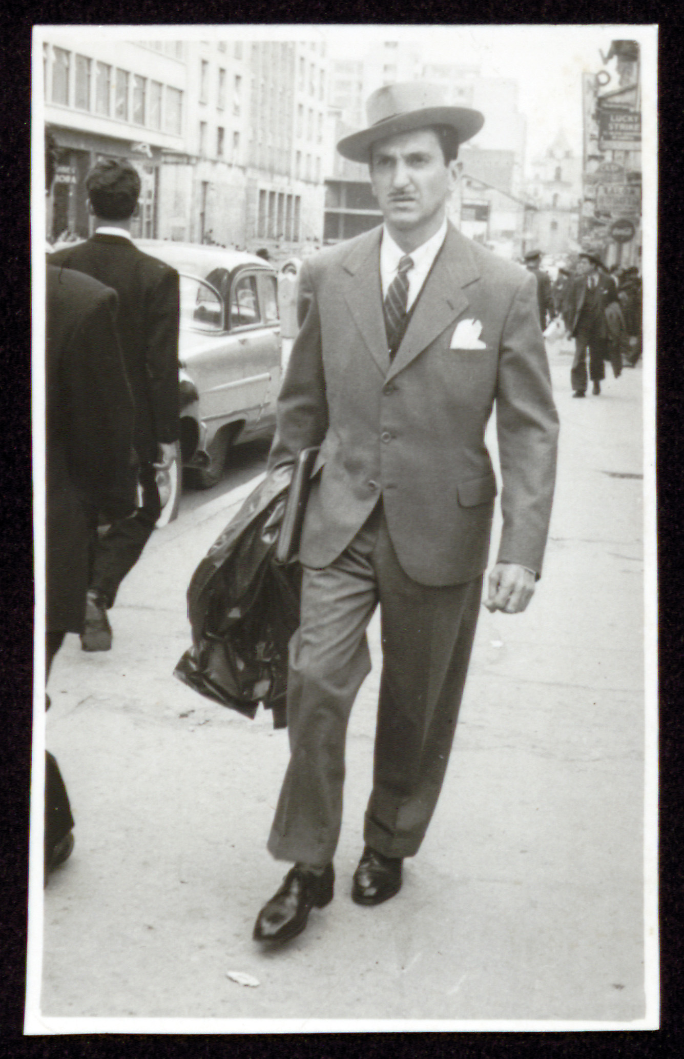 Traje y sombrero por la calle