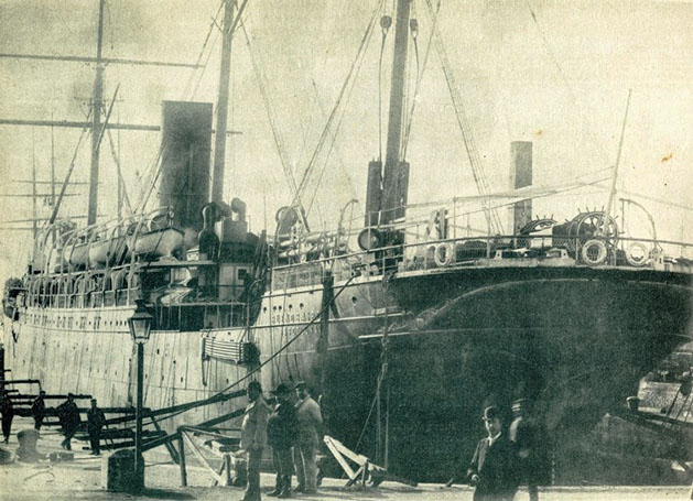 Vapor BUENOS AIRES en el dique de Matagorda. Se aprecia el complejo gobierno a mano de respeto a popa. De la revista El Mundo Naval Ilustrado. Año 1898