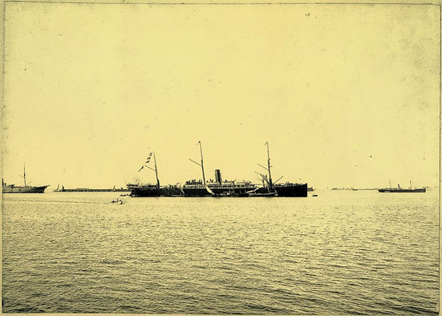 Vapor Correo BUENOS AIRES fondeado en la bahia de Cadiz. Foto Felix Barrio Fort. Año 1899. Del libro La Imagen del Acero. 125 Años del 