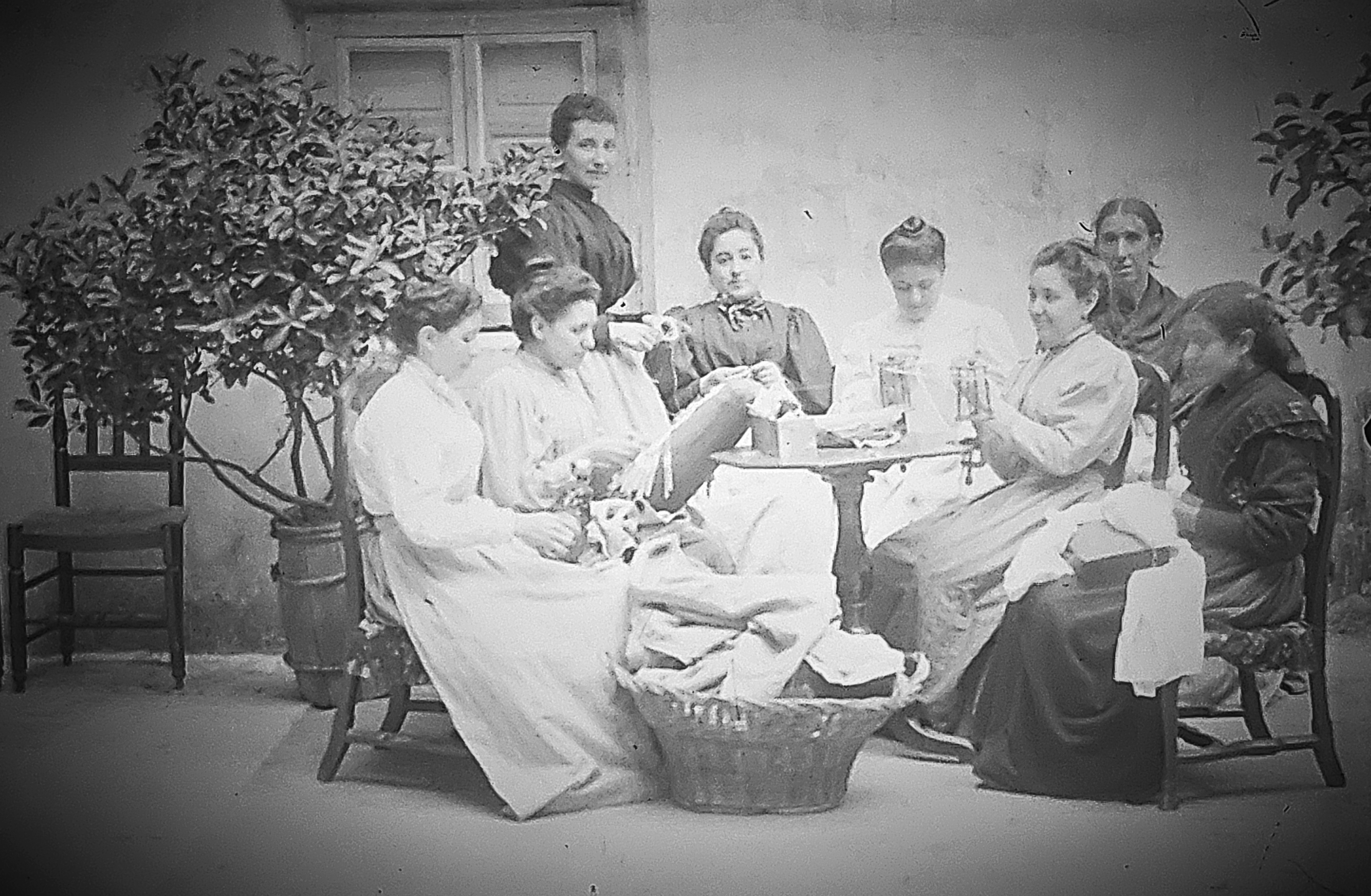 Mujeres haciendo labor PF 353 3 RETOCADA