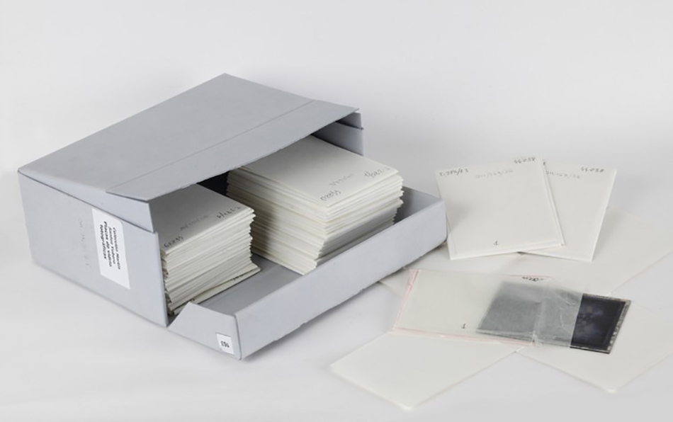 Caja con placas y ms