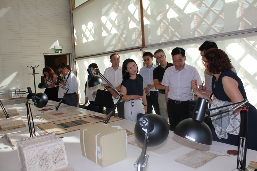 Representantes de los archivos de la República Popular de China visitan el Archivo Regional