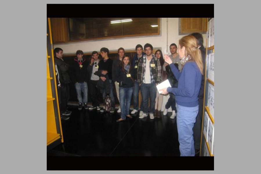 El Archivo Regional realiza visitas con clases prácticas dirigidas a los alumnos de Historia