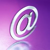 correo electronico: arroba inclinada sobre fondo rosa