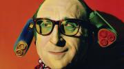Retrato de un hombre con gafas y dos maquinas eléctricas de afeitar en la cabeza