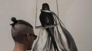 Joven mirando una fotografía de un pájaro
