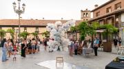 Plaza de pueblo llena de gente participando en actividades