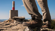 Botas de senderista en el pico Abantos