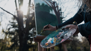Mujer pintando en la naturaleza