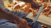 Manos de un artesano trabajando la madera