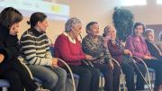 grupo de mujeres en un acto