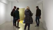 Grupo de gente joven observando una obra de arte contemporánea