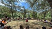  jóvenes sentados en círculo al aire libre