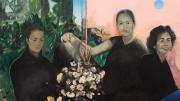 Carmen Ayala Marín, La tertulia, 2022. Óleo sobre lienzo. Cortesía de la artista Pintura en color que retrata a tres mujeres en blanco y negro vestidas de luto