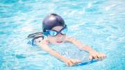 Niño practicando natación