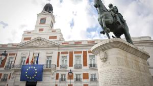 La bandera de Europa colgando de la fachada principal de la Real Casa de Correos
