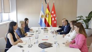 Las consejeras Albert y Zarzalejo junto a la delegación del Gobierno argentino