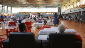 Personas en un polideportivo evacuadas de sus casas por los incendios