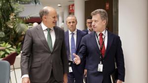 El consejero Miguel López-Valverde durante la reunión con Phil Mottram para abordar nuevas líneas de automatización e infraestructuras digitales