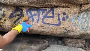 Limpieza de pintadas en el área natural protegida de La Pedriza