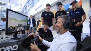 El consejero García Martín en un simulador desarrollado por el equipo MAD Fórmula de la Universidad Carlos III