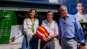 Díaz Ayuso con Carlos Sainz y Martínez Almeida en el Gran Premio de la Fórmula 1