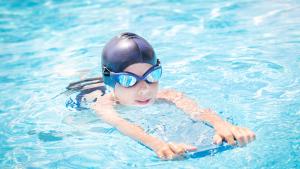 Niño practicando natación