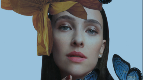 Collage en el que aparece una mujer de cabello oscuro, con una flor amarilla que le cubre toda la cabeza, un vestido rojo, y rodeada de tres mariposas, con otra posada en el dedo.