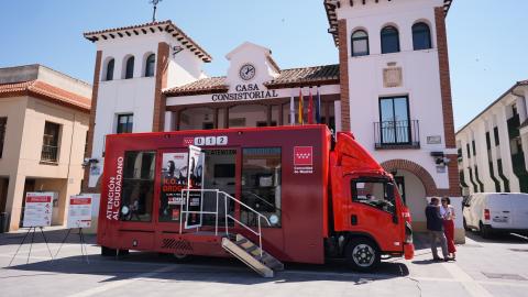 Oficina móvil del 012 en un pueblo