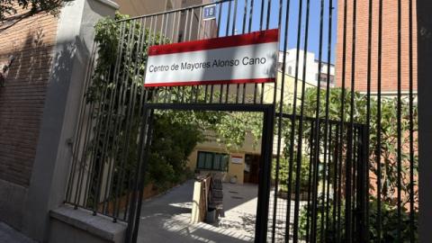 Acceso al Centro de Mayores Alonso Cano.