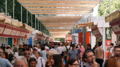 Gente andando por la Feria del Libro
