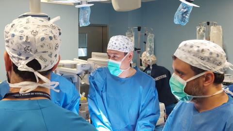 El Hospital Príncipe de Asturias es el primero de España en implantar una innovadora prótesis que recupera la voz y la deglución 