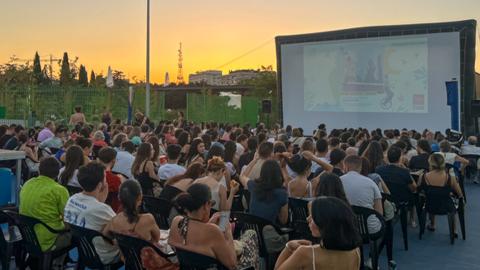 Gente disfrutando del Cine de verano en el Parque de Santander 