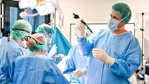 El Hospital Gregorio Marañón de la Comunidad de Madrid fabrica e implanta la primera prótesis ósea de metamaterial personalizada del mundo Equipo de cirujanos del Hospital Gregorio Marañón