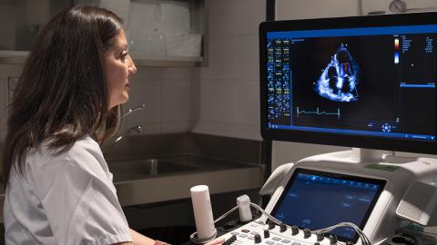 Profesional sanitaria haciendo un ecocardiograma
