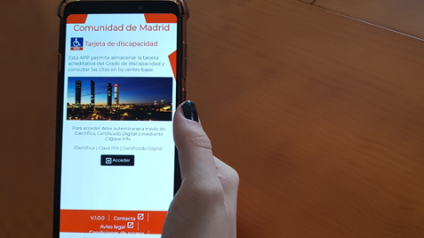 Banner de la App Tarjeta de Discapacidad Imagen de una mano que sujeta un móvil con la App "Tarjeta de discapacidad" y logotipo de la aplicación