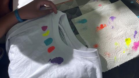 pintando_camisetas_blancas_con_pintura_de_dedos