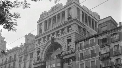 Foto en blanco y negro de una fachada de un edificio antigo