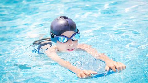 Niño practicando natación
