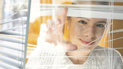 Composición de imágenes en las que se muestra a un hombre y una mujer abriendo persianas que dejan pasar la luz