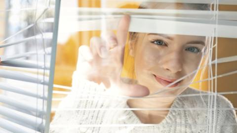 Composición de imágenes en las que se muestra a un hombre y una mujer abriendo persianas que dejan pasar la luz
