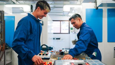 jóvenes trabajando en un taller