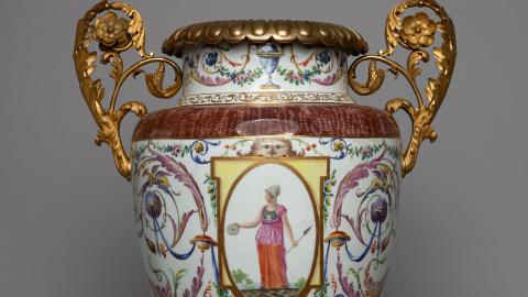 Jarrón de porcelana decorado
