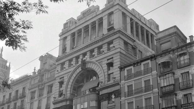 Foto en blanco y negro de una fachada de un edificio antigo