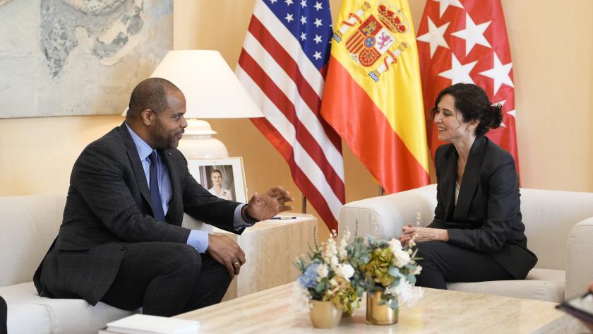 La presidenta Isabel Díaz Ayuso junto al alcalde de Dallas Eric Johnson
