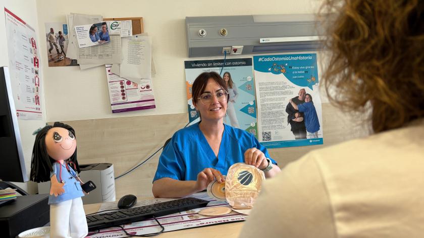 Enfermera en la Consulta de Ostomías del Hospital Universitario Infanta Leonor
