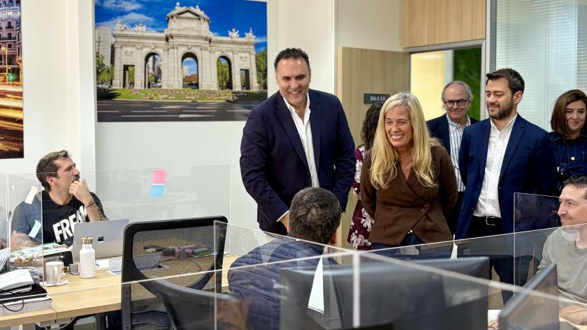 La consejera Albert en su visita al E-Social Hub