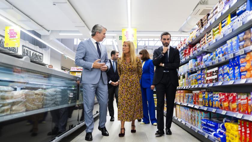 La Comunidad de Madrid destaca la fortaleza del comercio minorista, un sector que genera más de 300.000 empleos en la región La consejera Albert en un nuevo establecimiento de supermercados BM