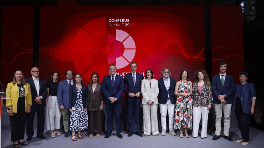 La Comunidad de Madrid destaca el papel estratégico del transporte de viajeros en autobús con más de 815 millones de viajes en 2025 El consejero Rodrigo en el encuentro anual Confebus Summit