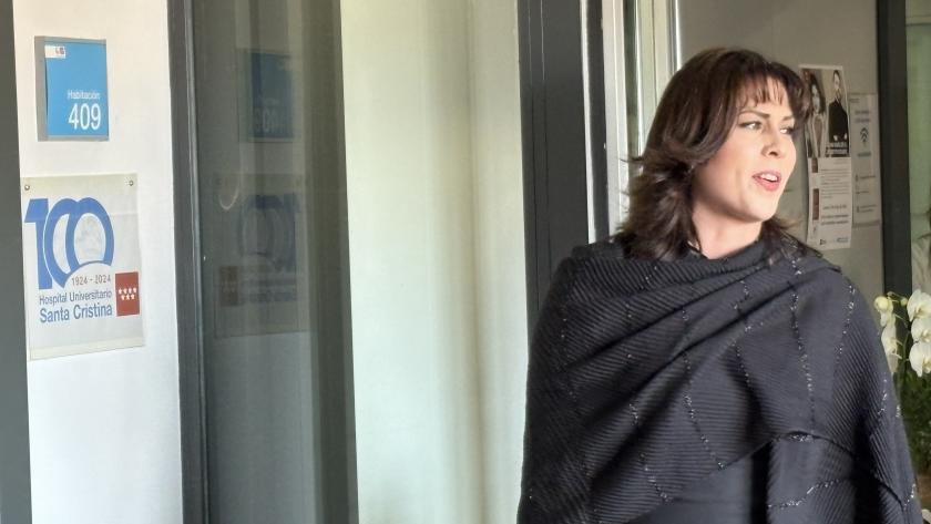 Susana Nadejde canta en la Unidad de Cuidados Paliativos Susana Nadejde en la Unidad de Cuidados Paliativos